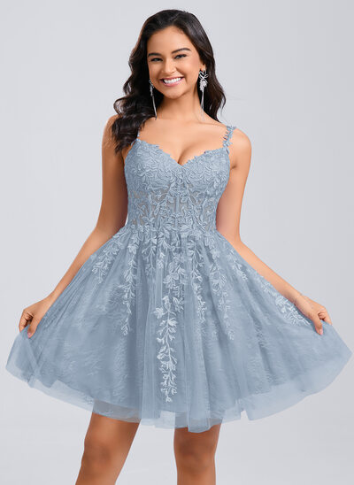 Kleid mit V-Ausschnitt aus Tüll
