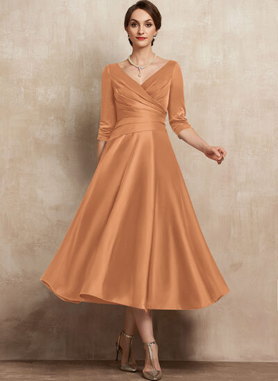 Kleid in A-Linie mit V-Ausschnitt Plissee aus Matter Satin